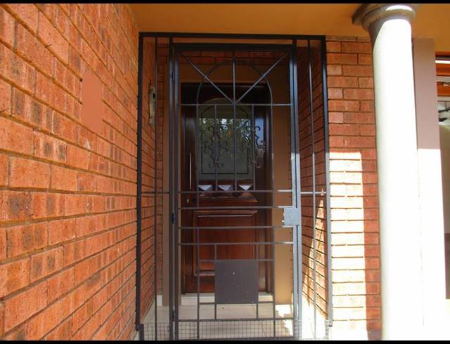 3 BEDROOM TOWNHOUSE FOR SALE IN DAN PIENAAR